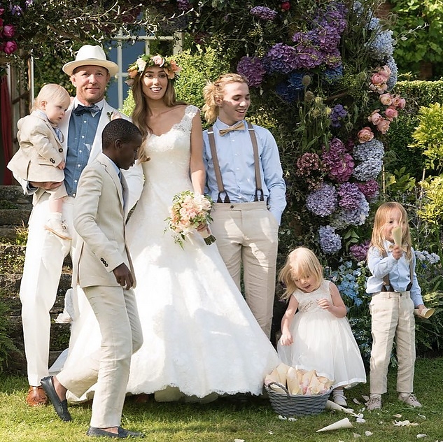guy-ritchie-felesegevel-es-gyermekeikkel.jpg