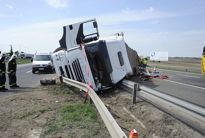 kamion_baleset_150509_mti.jpg kamion_baleset_150509_mti.jpg