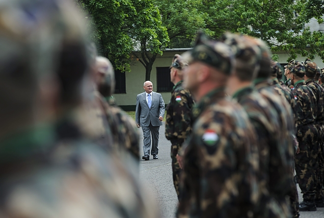 hende_csaba_irak_150626_mti.jpg