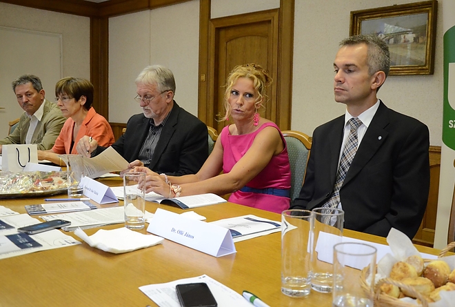 kezek_150629_fkcs_2.jpg kezek_150629_fkcs_2.jpg