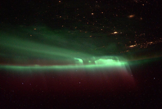 northern_lights_iss_20131009.jpg