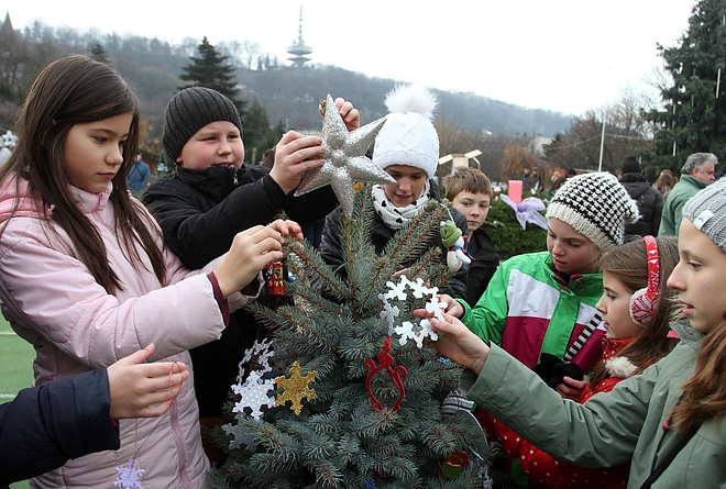 karacsonyfa_diszites_sztistvan_ter_151126_ja_16.jpg karacsonyfa_diszites_sztistvan_ter_151126_ja_16.jpg