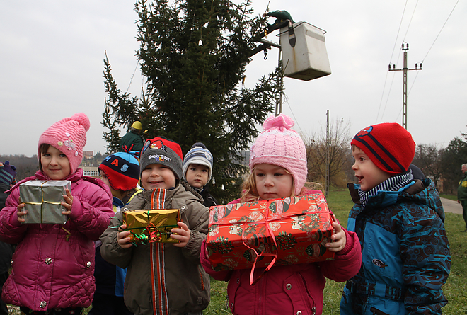 komlosteteo_karacsonyfa_151203ml_1.jpg komlosteteo_karacsonyfa_151203ml_1.jpg