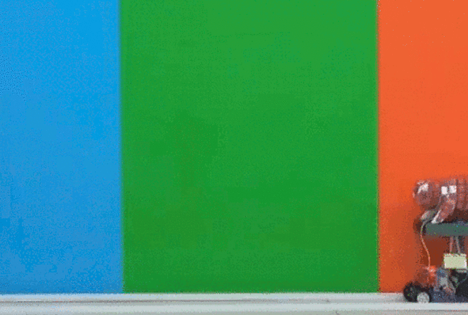 Színeváltó, igaz mozgásban még nem önálló