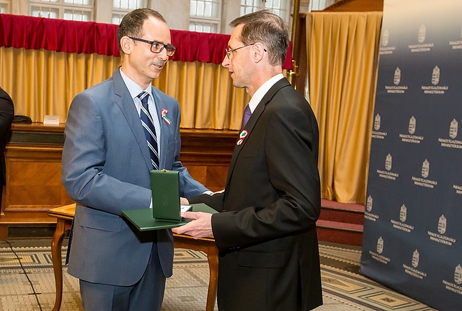 gonzales_pareja_vargaz_kituntetes_160315_1.jpg