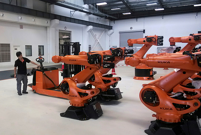 kinai-munkas-szemben-a-robotokkal.jpg kinai-munkas-szemben-a-robotokkal.jpg