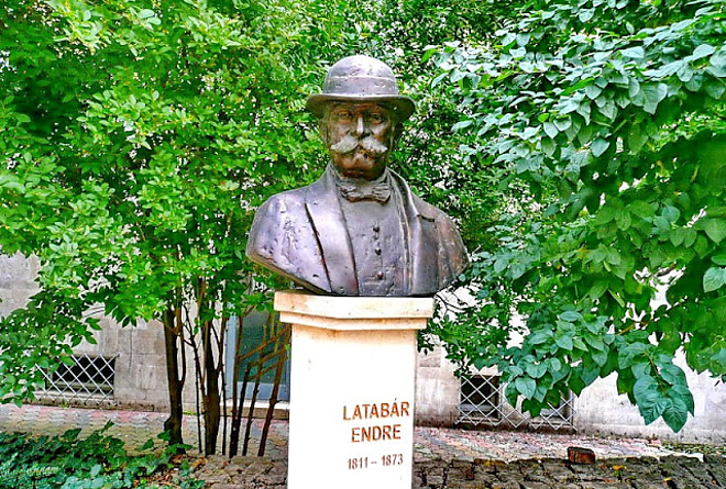 latabar.jpg latabar.jpg