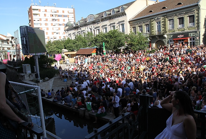 szinva_foci_terasz_ledfal_160618_ml.jpg