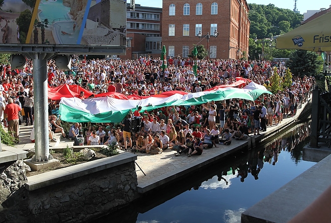 szinva_foci_terasz_zaszlo_160618_ml.jpg