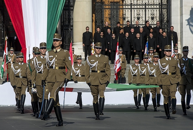 zaszlofelvonas_160820_mti_2.jpg