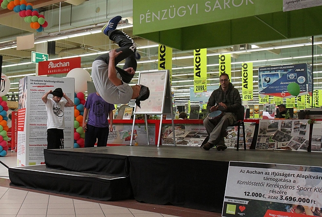 szolidaritas_napja_auchan_161005_ja_18.jpg szolidaritas_napja_auchan_161005_ja_18.jpg
