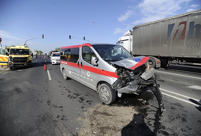 baleset_mentoautok_budapest_170512_mti.jpg