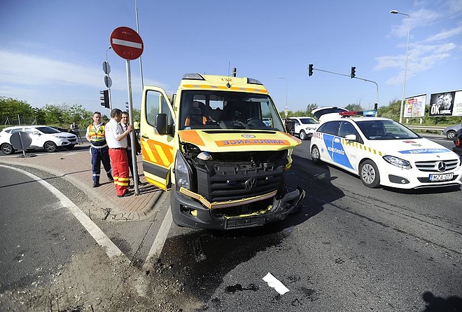 baleset_mentoautok_budapest_170512_mti1.jpg