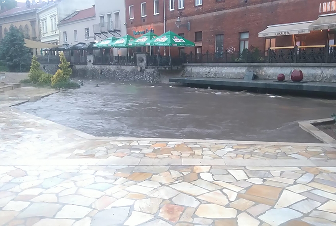 szinva_terasz_eso_170606.jpg szinva_terasz_eso_170606.jpg