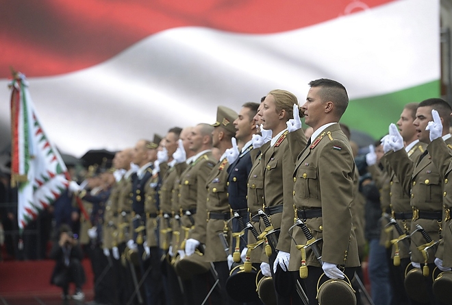 tisztavatas_zaszlofelvonas_aug20_mti.jpg tisztavatas_zaszlofelvonas_aug20_mti.jpg