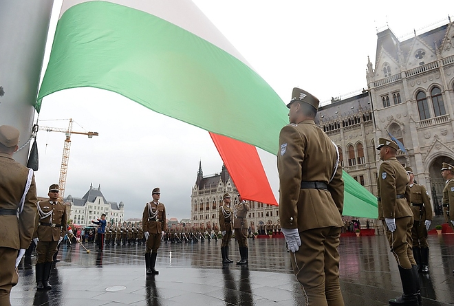 zaszlofelvonas_aug20_mti_2.jpg zaszlofelvonas_aug20_mti_2.jpg