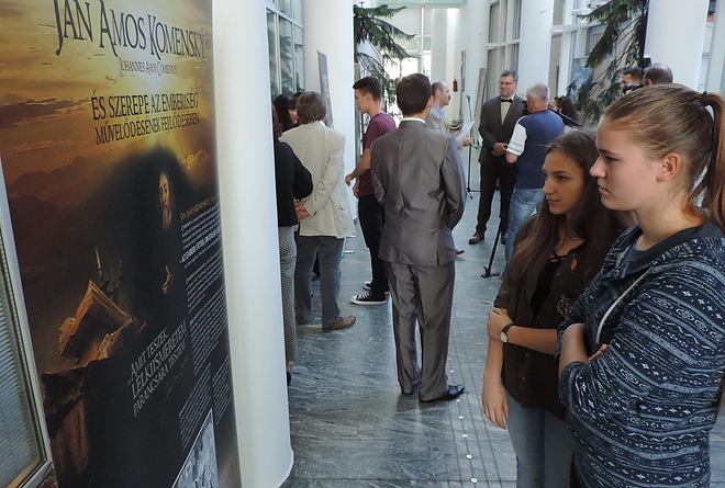 comenius_kiallitas_170913_vcs_7.jpg comenius_kiallitas_170913_vcs_7.jpg