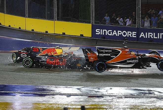 crash_f1_singapore.jpg crash_f1_singapore.jpg
