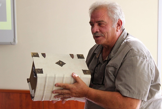 pal_istvan_bemutatja_a_legendas_55._vizsolyi_bibliat.jpg