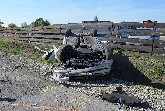 mercedes_felborult_izsofalva_171014_police1.jpg mercedes_felborult_izsofalva_171014_police1.jpg