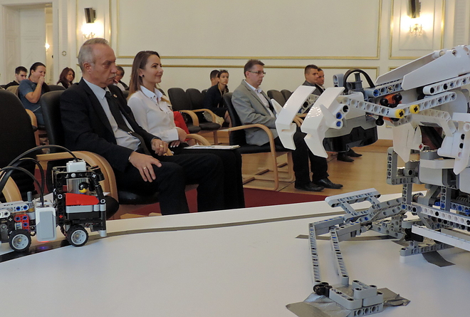 robot_lego_remy_171017_vcs_06.jpg robot_lego_remy_171017_vcs_06.jpg