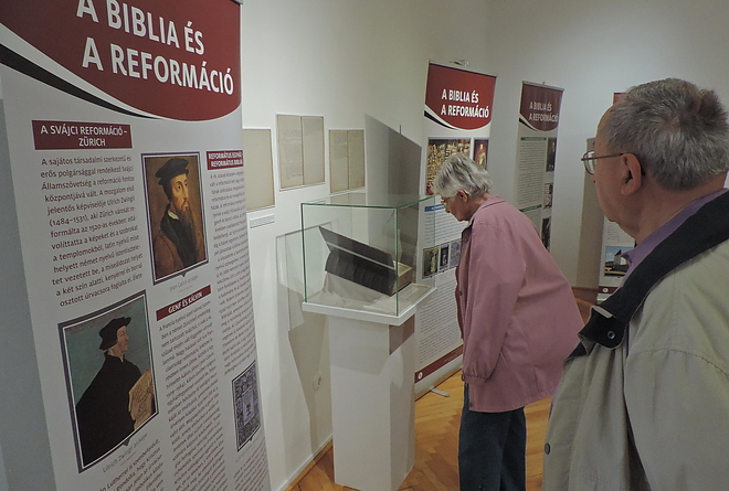 biblia_kiallitas_180411_vcs_09.jpg