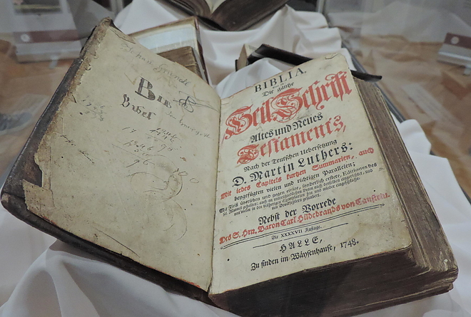 biblia_kiallitas_180411_vcs_10.jpg