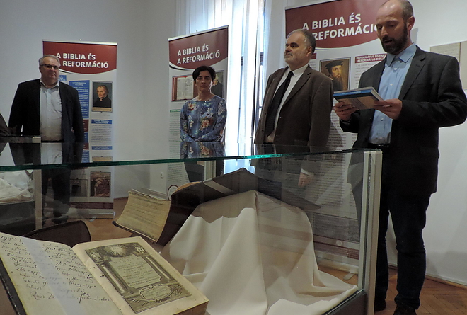biblia_kiallitas_180411_vcs_13.jpg