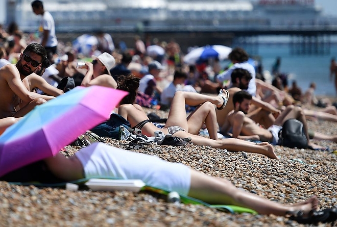 hoseg_nyar_nagy_britannia_tengerpart_napozo.jpg hoseg_nyar_nagy_britannia_tengerpart_napozo.jpg