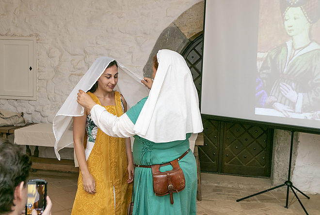 rendhagyo_divattorteneti_eloadas_a_diosgyori_varban_20180805_bl_021_web.jpg rendhagyo_divattorteneti_eloadas_a_diosgyori_varban_20180805_bl_021_web.jpg