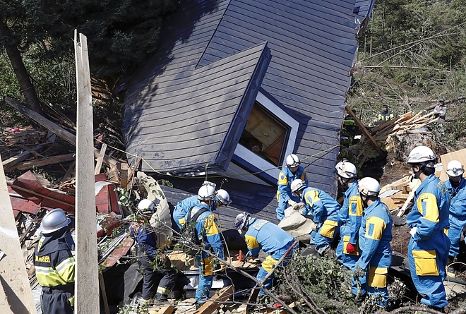 foldrenges_romok_osszedolt_haz_japan.jpg foldrenges_romok_osszedolt_haz_japan.jpg