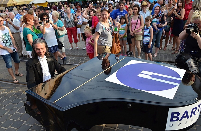 operafesztival_nyitoparade_150612_vcs_11.jpg