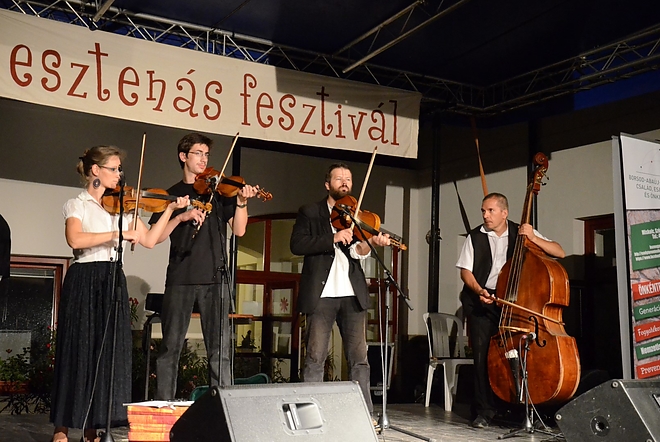 esztenas_tanc_150829_fkcs_6.jpg esztenas_tanc_150829_fkcs_6.jpg