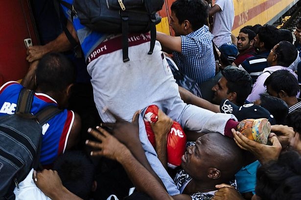 migrants-try-to-climb-onto-a-train-heading-to-the-border-with-serbia_1.jpg