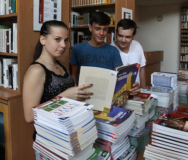 tankonyvek_erkezese_150704ml_13.jpg