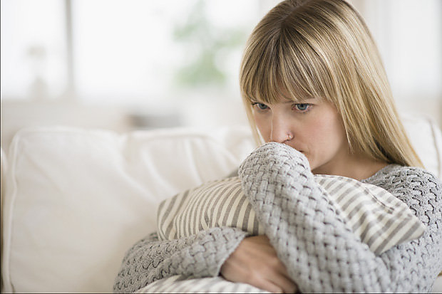 sad-woman-hugging-pillow-461765.jpg