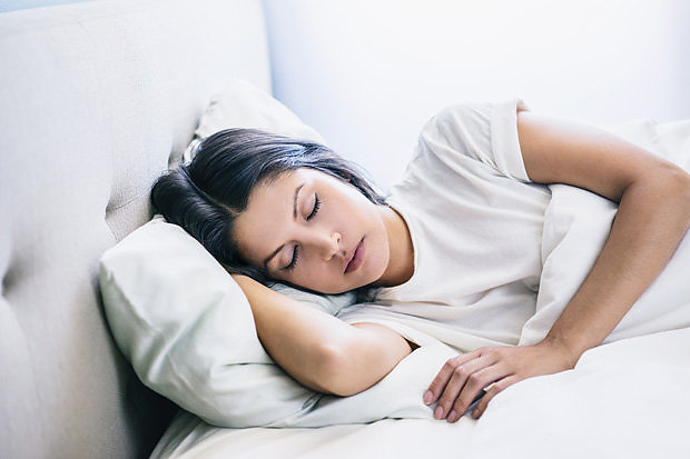 woman-sleeping-279836.jpg