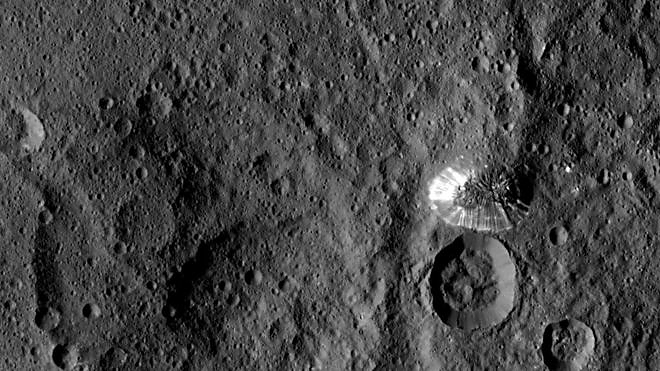 dawn_occator_crater2.jpg