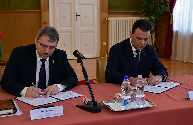 ukran_szerzodes_160226_vcs_06.jpg ukran_szerzodes_160226_vcs_06.jpg