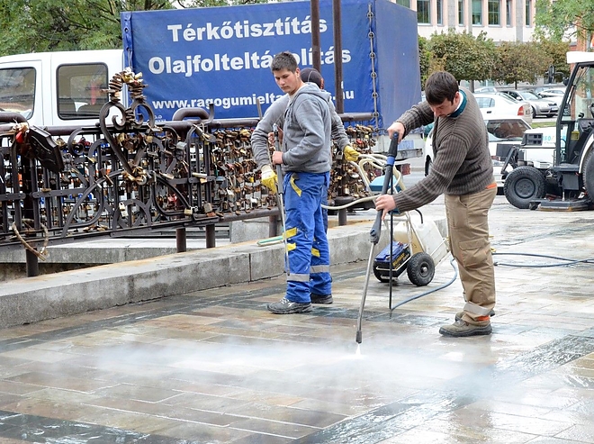 utburkolat_tisztitas2.jpg