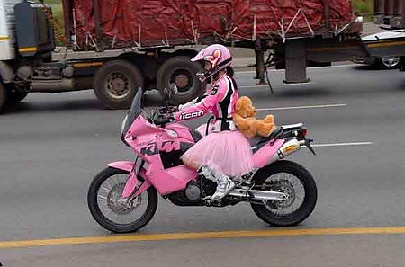csajok_motoron_ill.jpg