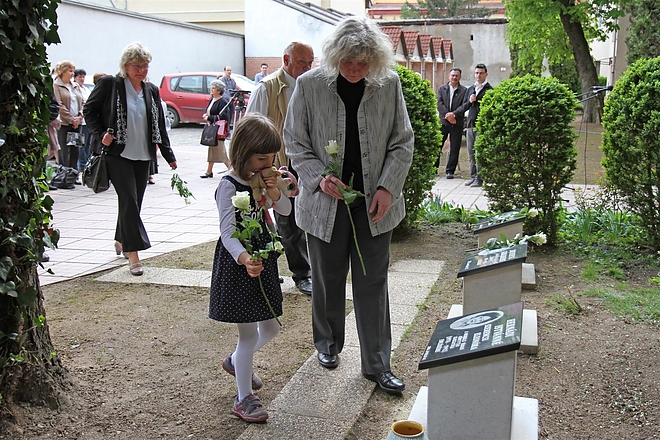 konyvtar_emlektabla_160414_ja_15.jpg