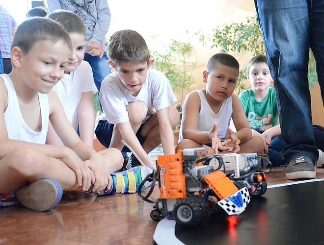 robot_160406_fkcs_5.jpg