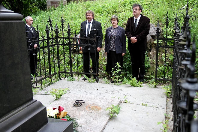unnepi_koszoruzas_160511_ja_22.jpg