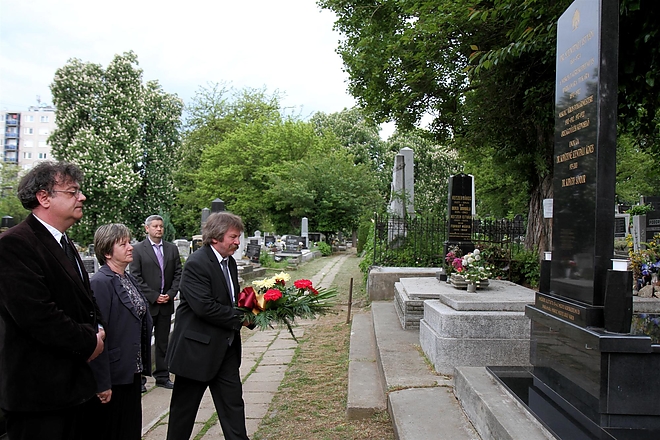 unnepi_koszoruzas_160511_ja_3.jpg