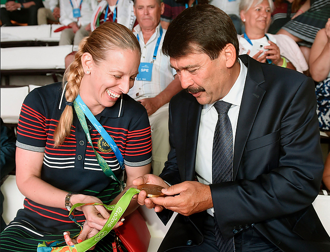 ader-fogadja-a-sportolokat2.jpg ader-fogadja-a-sportolokat2.jpg