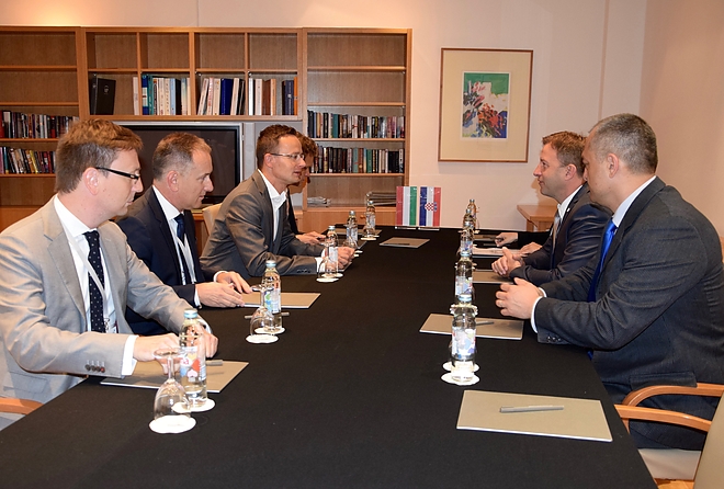 szijjarto_mil-ina.jpg szijjarto_mil-ina.jpg