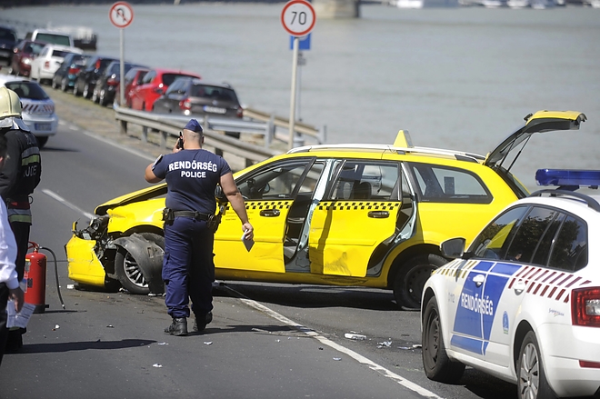 taxis_crash.jpg taxis_crash.jpg