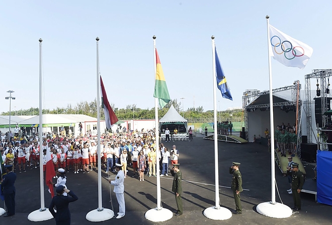 zaszlofelvonas_az_olimpian.jpg zaszlofelvonas_az_olimpian.jpg