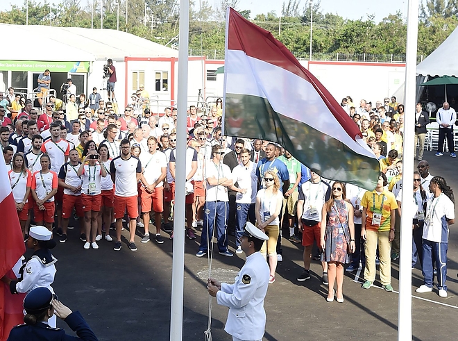 zaszlofelvonas_az_olimpian2.jpg zaszlofelvonas_az_olimpian2.jpg